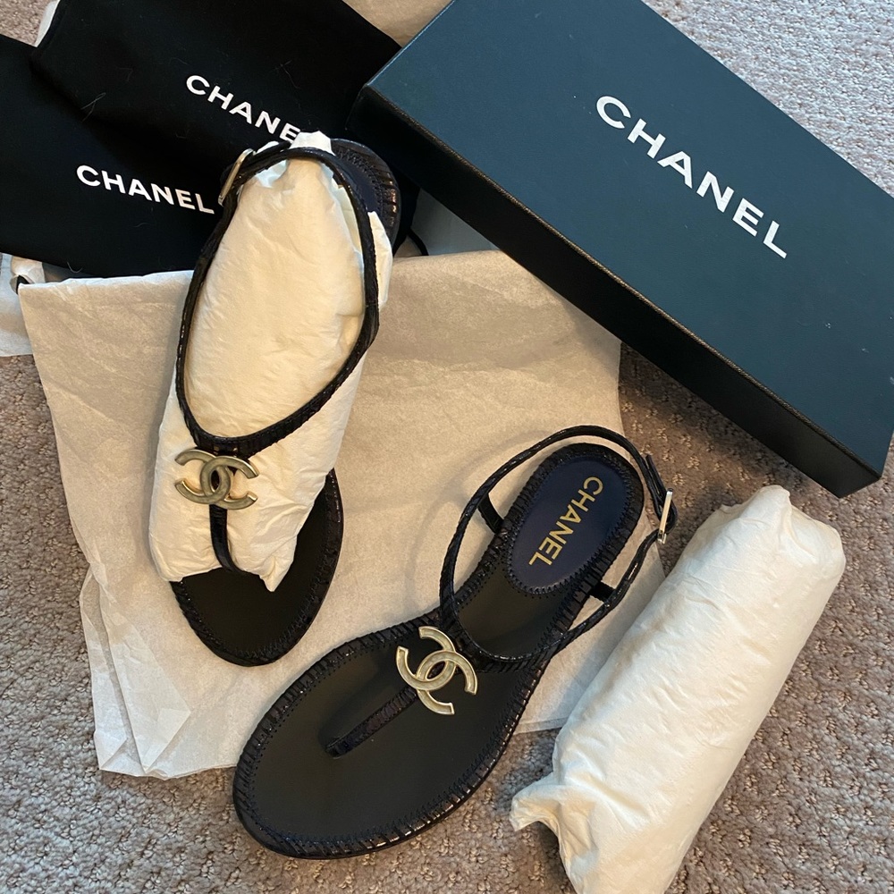 Chanel CC logo thong sandals dark navy/36.5